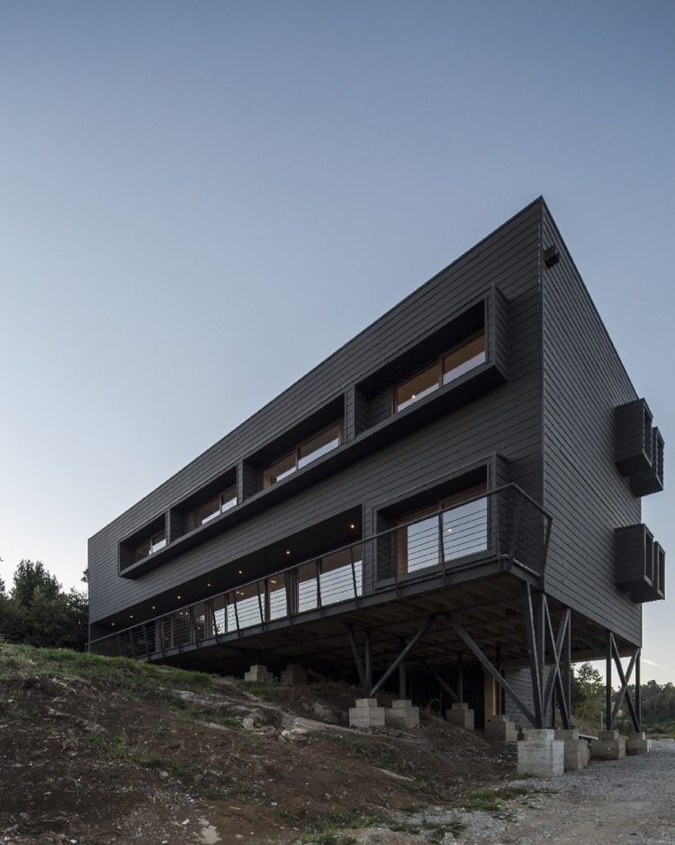 Modern fasaddesign i Schwarz -haus-sluttning-arkitektur-sluttning
