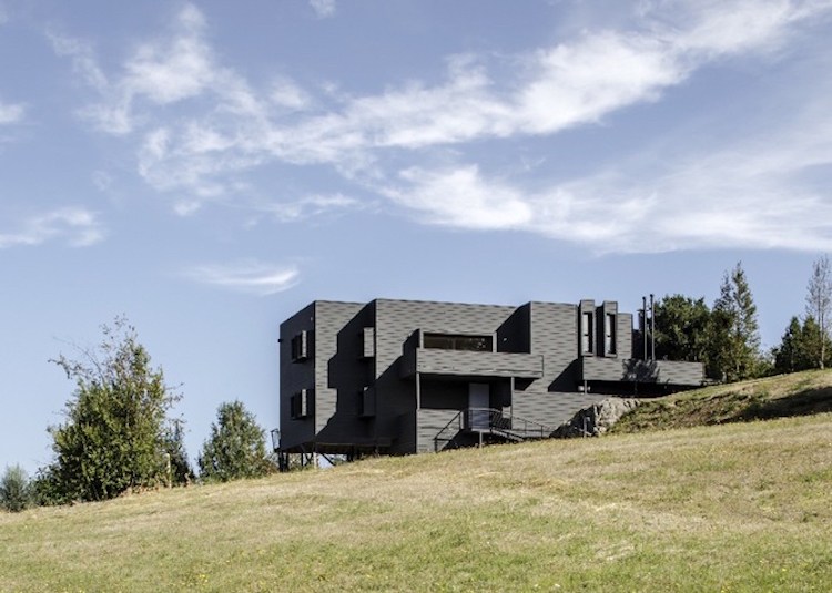 modern-fasad-design-svart-hus-land-gräsmatta-ren-natur