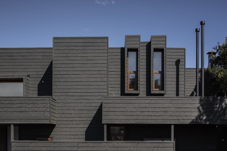 modern-fasad-design-svart-hus-exteriör-beklädnad-trä-optik