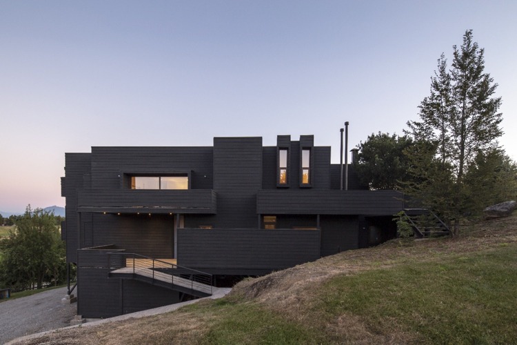 modern-fasad-design-svart-hus-flera våningar-tomt-natur