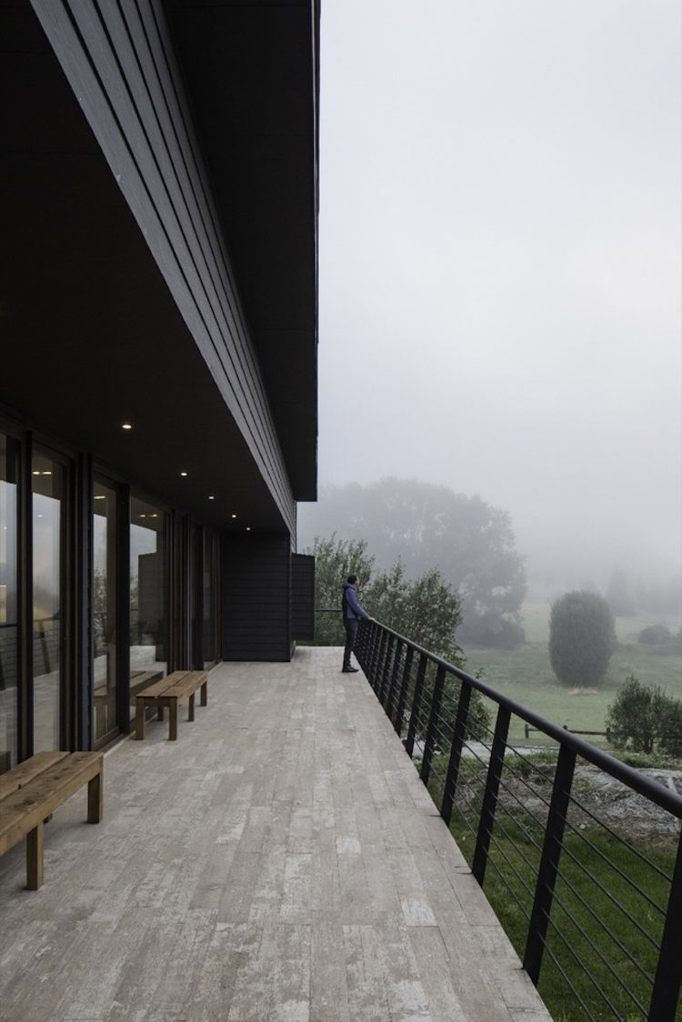 modern-fasad-design-svart-terrass-utsikter-natur-stål-räcken