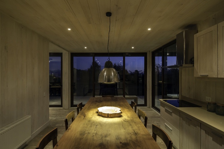 modern-country-stil-franska-dörrar-rum-hög-trä-interiör beklädnad-kök