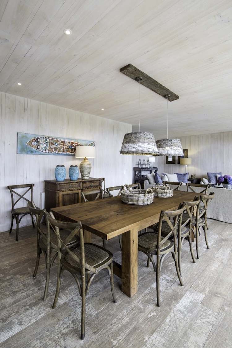 modern-lantlig stil-vardagsrum-matsal-bord-stolar-trä-vintage