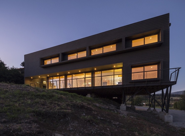 Modern fasaddesign i svart hus terrassbelysning