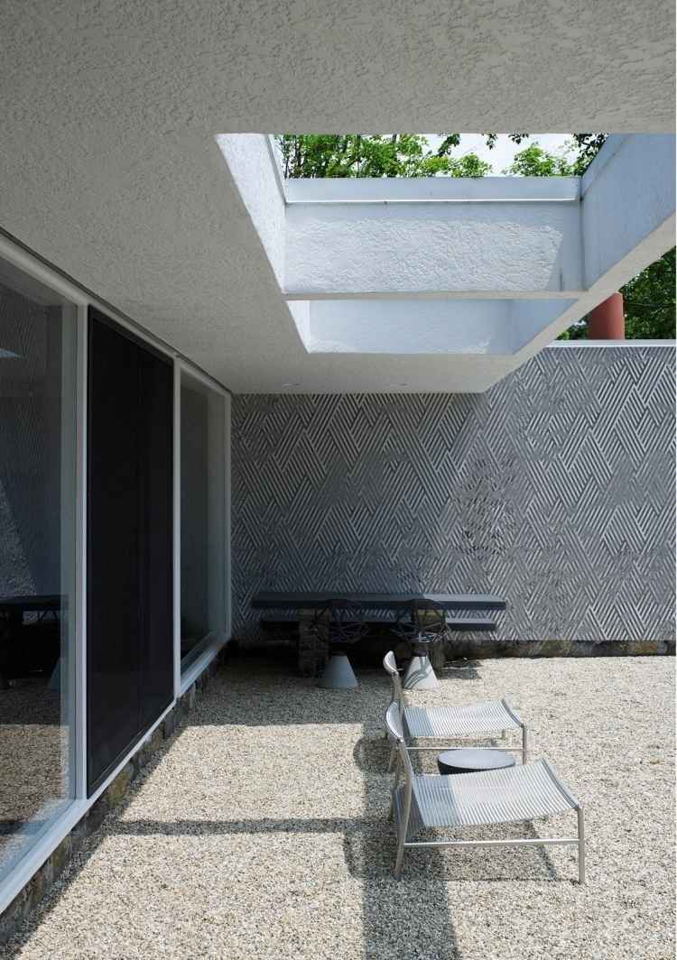 modern-fasad-design-utomhus-dekoration-struktur-svart-vitt-galler-hus-grus