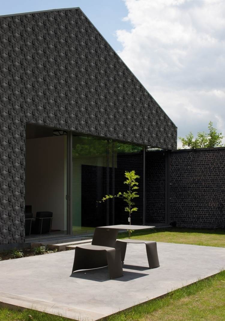 modern-fasad-design-utomhus-dekoration-svart-rutnät-geometrisk-arkitektur-trädgård-terrass