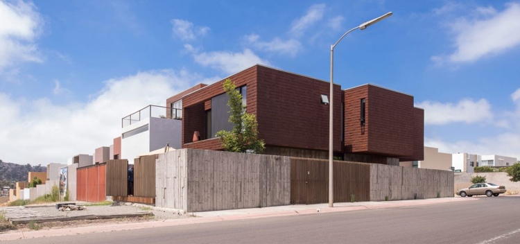 Modern fasadbeklädnad-röd-brun-paneler-hus-vägg-betong-mexico