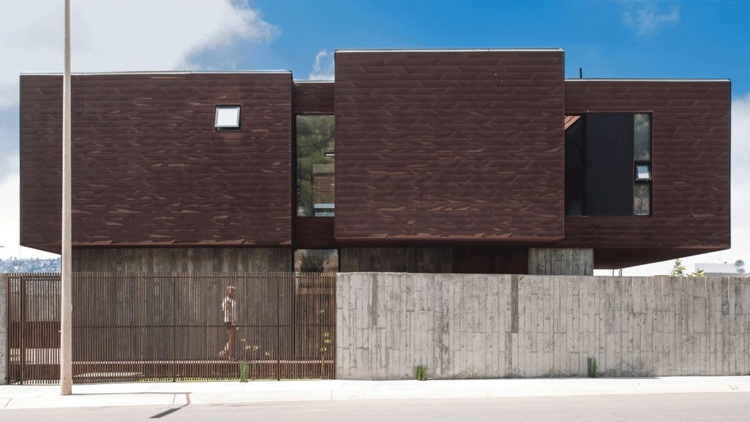 modern-fasad-beklädnad-röd-brun-paneler-betong-vägg-staket-trä-platt tak