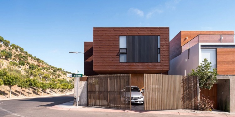 Modern fasadbeklädnad-röd-brun-paneler-garage-arkitektur-solskydd