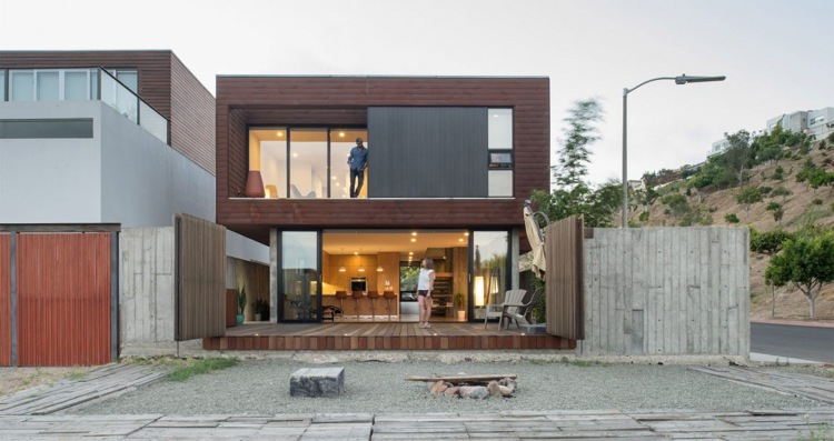modern-fasad-beklädnad-röd-brun-paneler-betong-raun-uteservering