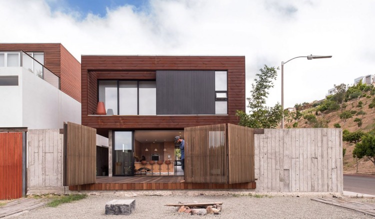 modern-fasad-beklädnad-röd-brun-paneler-terrass-staket-hopfällbar-funktionell