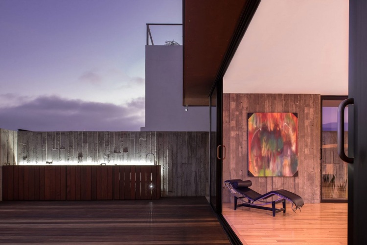 modern-fasad-beklädnad-röd-brun-paneler-terrass-betong-trä-golv-belysning
