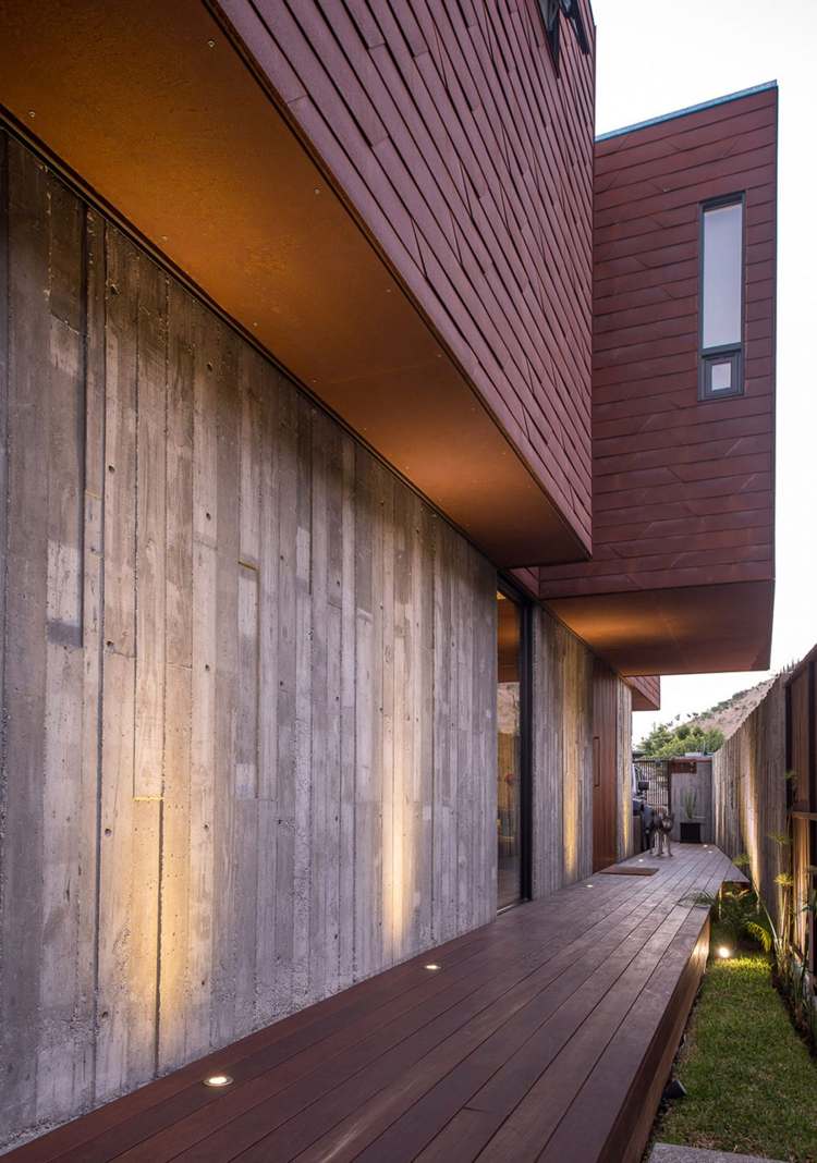 modern-fasad-beklädnad-röd-brun-paneler-betong-terrass-trä-golv-belysning