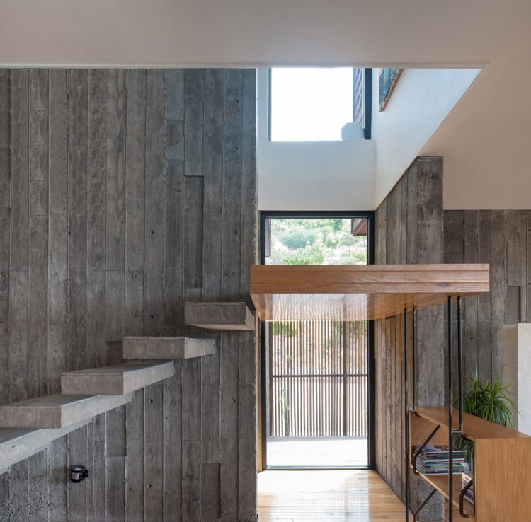 arkitektens hus-interiör-betong-väggar-grova-trappor-flytande