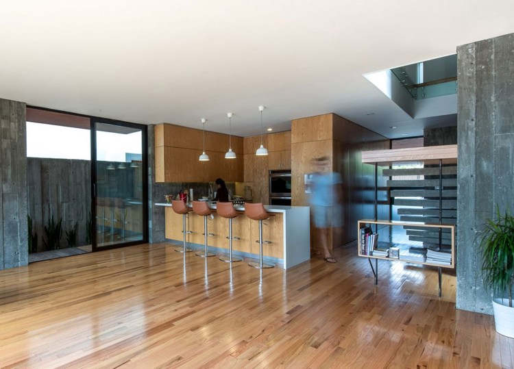arkitekt-hus-interiör-betong-grov-trä-öppna-kök