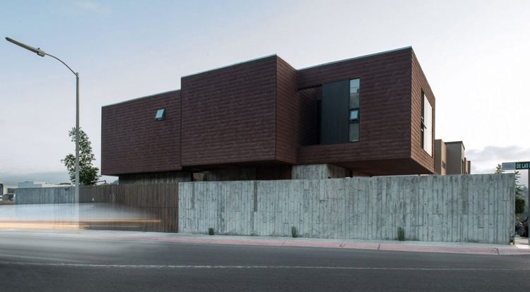 Modern fasadbeklädnad-röd-brun-paneler-platt tak-hus-gata-sidofönster