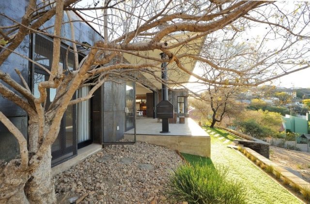 modern-villa-namibia-ligger-mellan-akacia-fönster-fronter