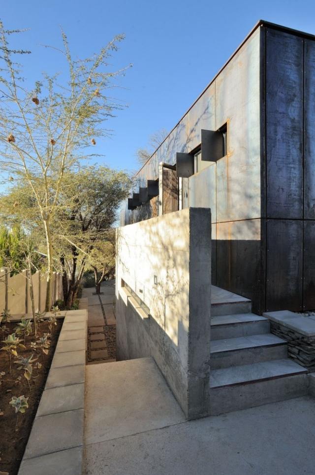 minimalistiska-hus-metall-klädda-fasad-betong-yttre trappor
