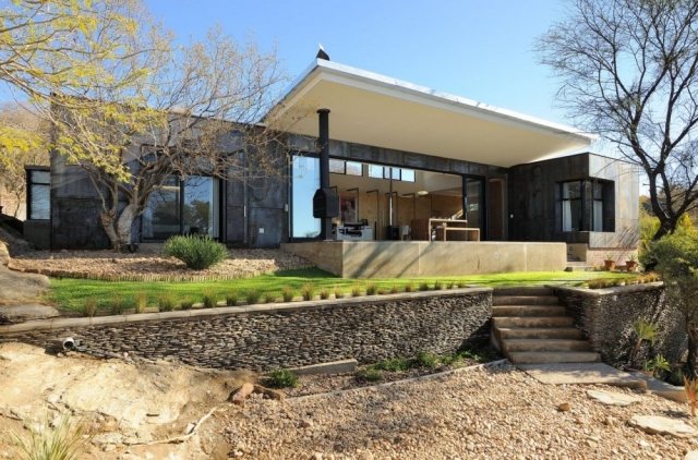 Modernt hus-namibia-vacker-trädgård-gräsmatta