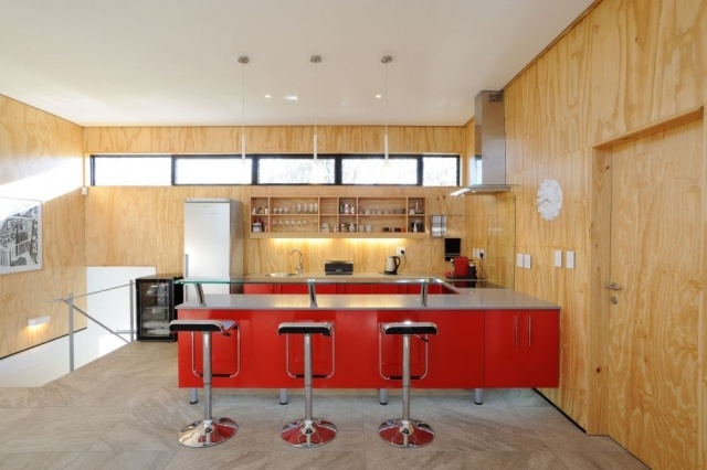 Plywood-kök-vägg-design-röda-ö-hängande lampor