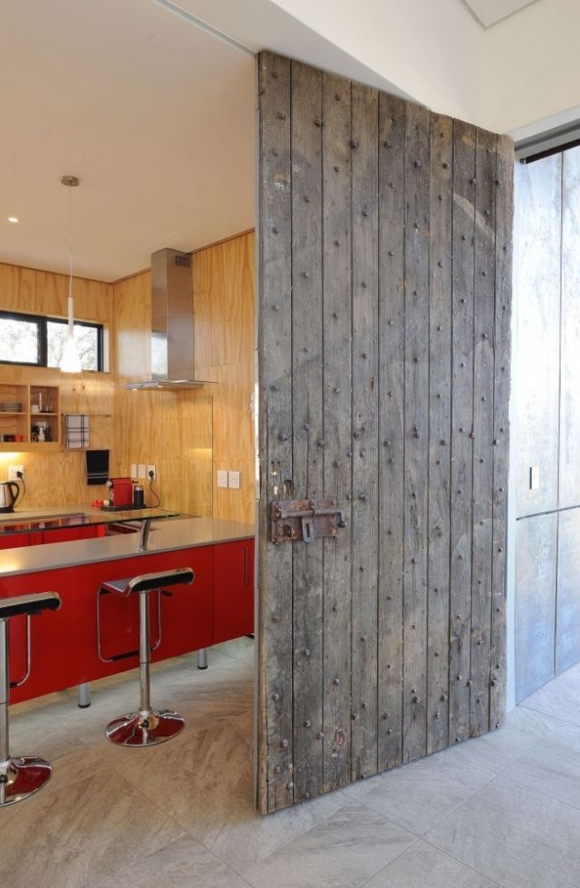 tung-rustik-massiv trä-dörr-kök-område-plywood-väggar