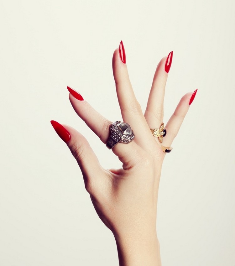modern-nagel-manikyr-stilett-naglar-ljusröd