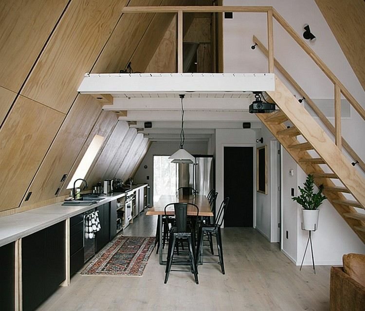 modernt finnhaus interiör kök matplats trätrappor