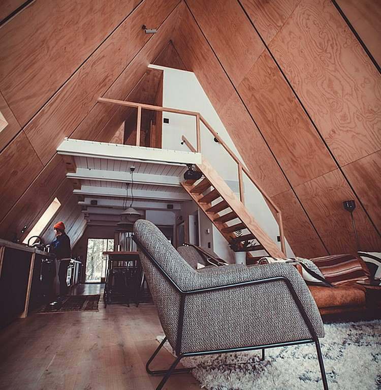 interiör modern finnhütte spetsiga tak trappor träpanel