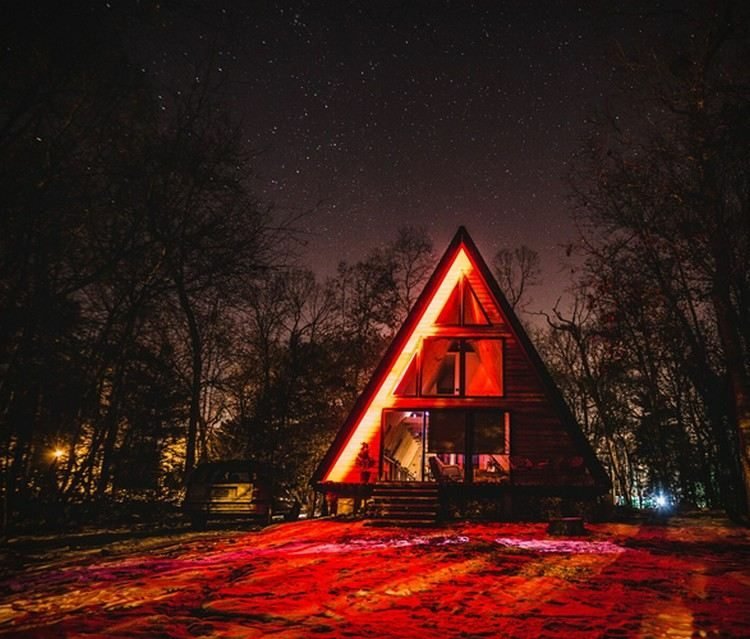 modern finnhütte på natten tänd eld röd
