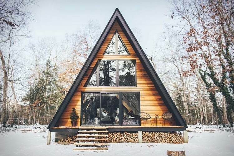 moderna finnhütte veranda fönsterfronter spetsiga tak en ram