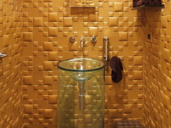 Läderplattor badrumsmöbler guld ser moderna ut