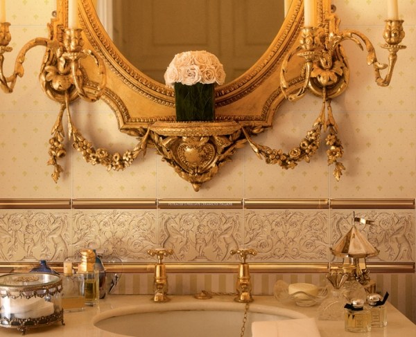 Lägga gyllene badrumsplattor - designidéer spegel