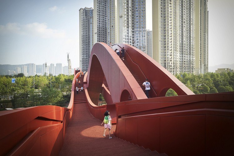 Modern fotgängarbro röd-stål-unik-design