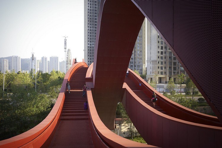 Modern gångbro med lycklig knut-innovativ design
