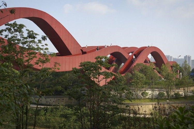 Modern fotgängarbro stål-innovativ-design-röd