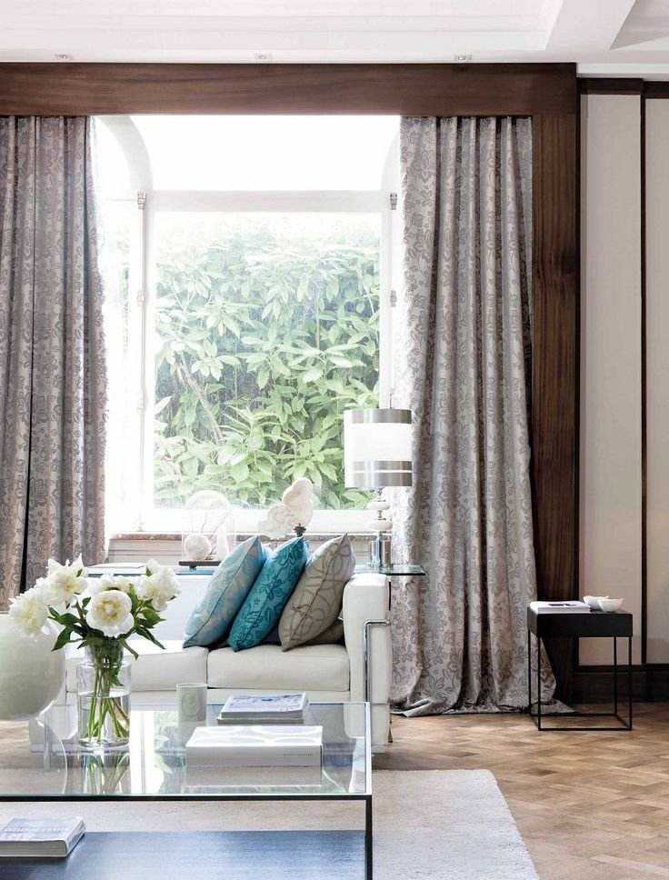 Moderna gardin-gardiner-linne-vardagsrum-mönster-prydnader-kuddar-klädsel-soffa
