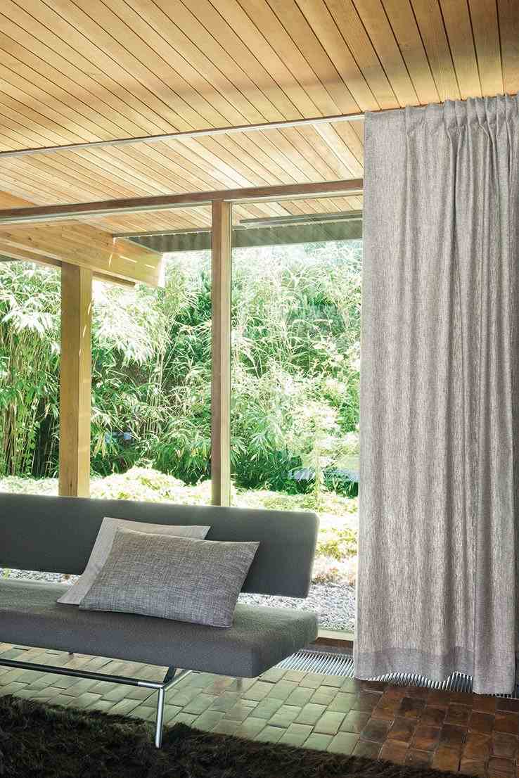 modern-gardin-gardiner-linne-grå-ogenomskinligt-vardagsrum-soffa-klädsel