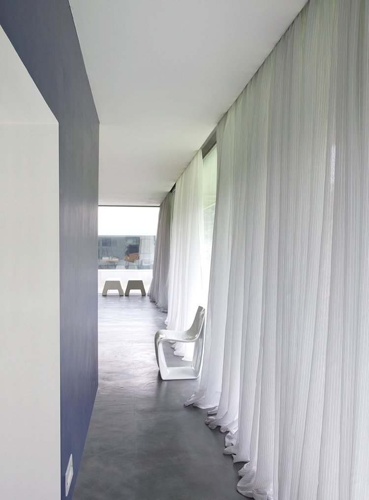 modern-gardin-gardiner-linne-tyg-vit-ljusgrå-genomskinlig-tunn-modern-grå-interiör