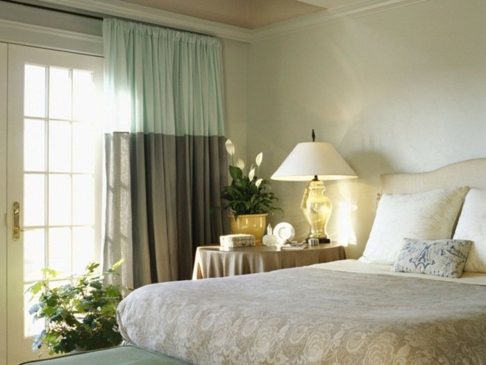 två färg gardiner dubbelsäng sovrum design