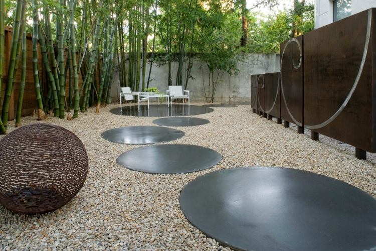 modern-trädgård-design-rund-steg-plattor-betong-grus-golv-bambu stolpar