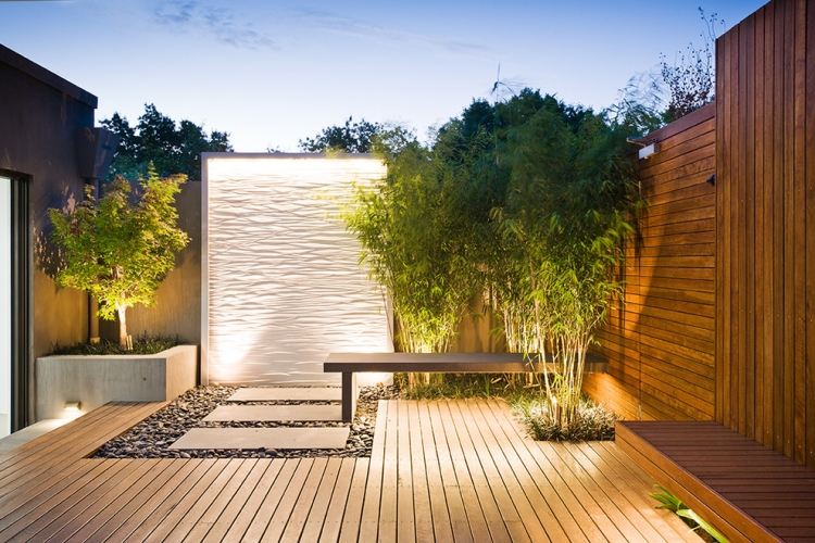 modern-trädgård-design-2015-trä-terrass-grus-belyst-vägg-dekorativ-funktion