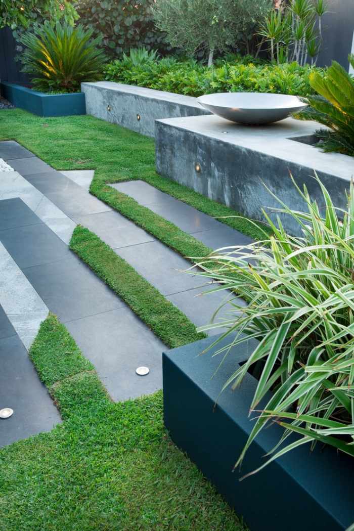 Modern trädgårdsdesign 2015 golvplattor-grå-gräsmatta-golvlampor
