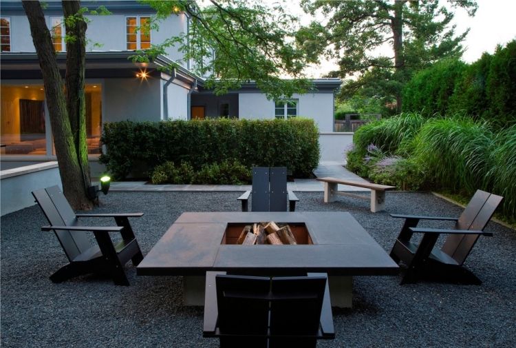 modern-trädgård-design-2015-trender-öppna-härd-adirondack-stolar