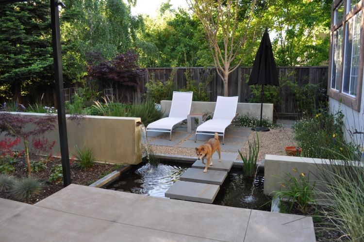 modern-trädgård-design-vatten funktioner-stegplattor-betong-solstolar