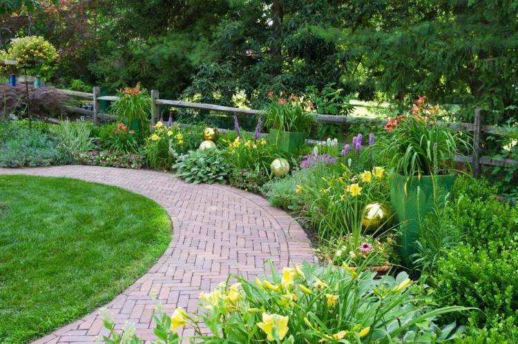 trädgård design-trender-fjäril-trädgård-stå-hink-gyllene-bollar-dekoration