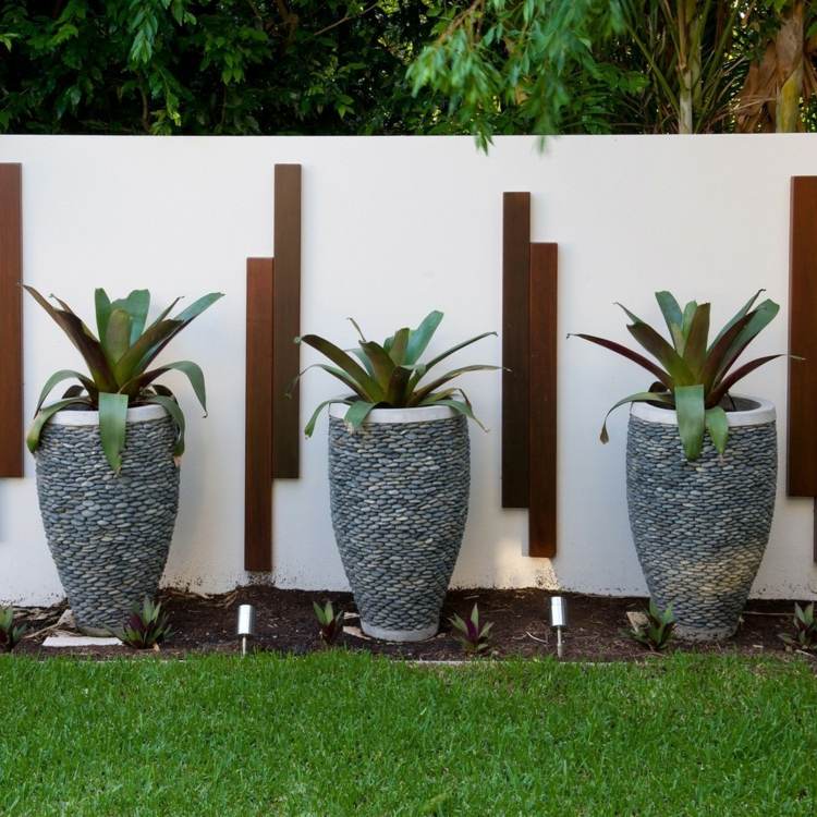 Modern trädgårdsdesign stilfullt inredd med stenplanter