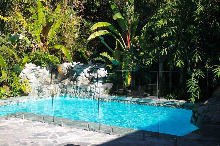 Moderna trädgårdsdesignidéer -tips-pool-glasräcke-design