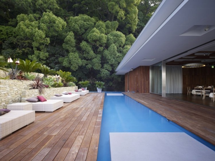 modern-trädgård-design-sluttning-terrasserad-stöd-vägg-palm-pool-trä terrass