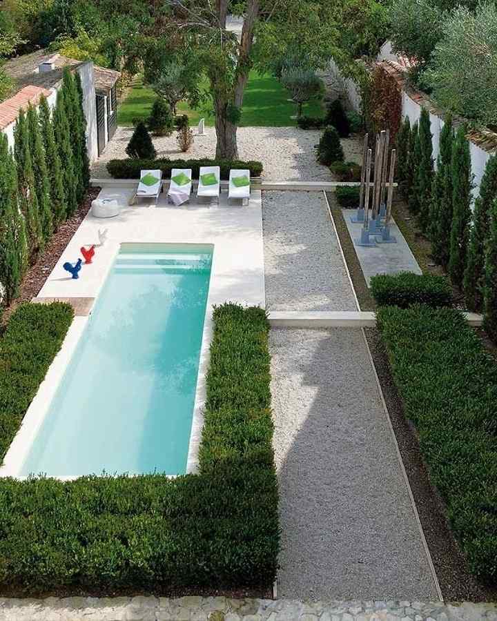 modern-trädgård-design-smal-tomt-pool-thuja-träd-ram