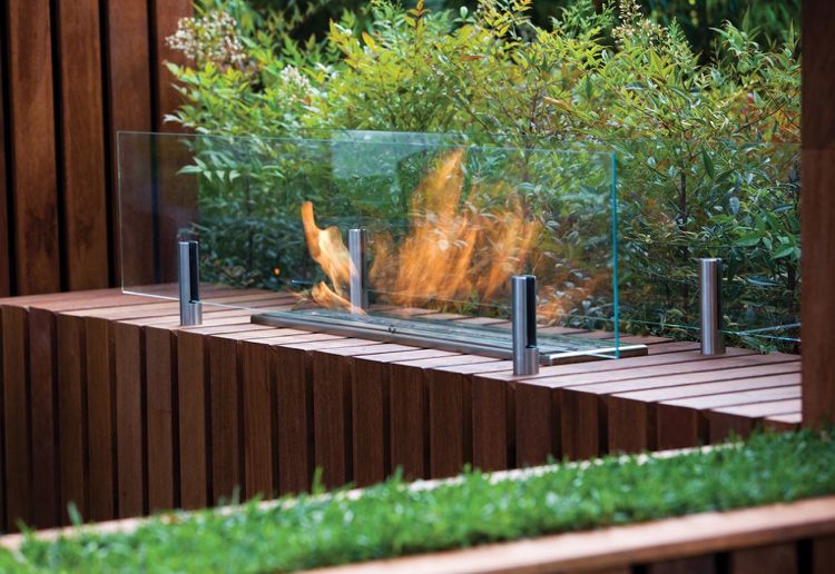 modern-trädgård-design-deco-öppen spis-integrerade-glas-trä-plankor